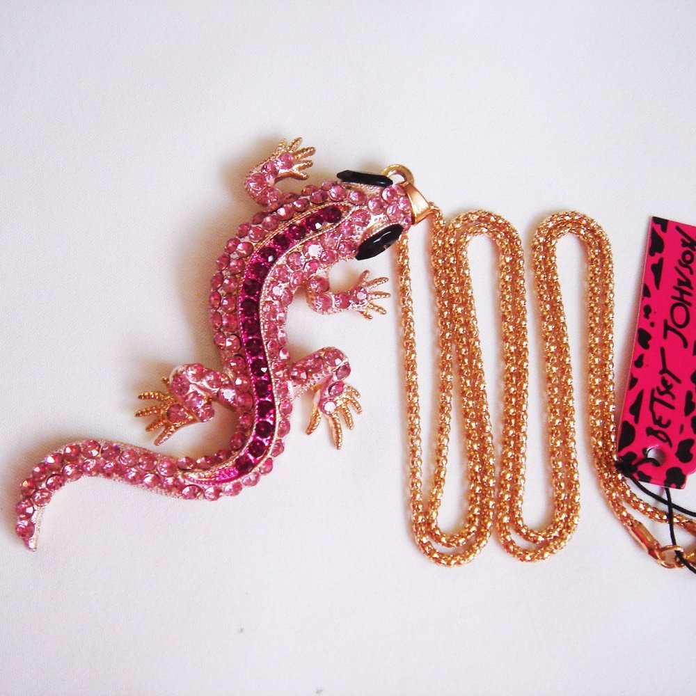 NWT BETSEY JOHNSON PINK LIZARD NECKLACE